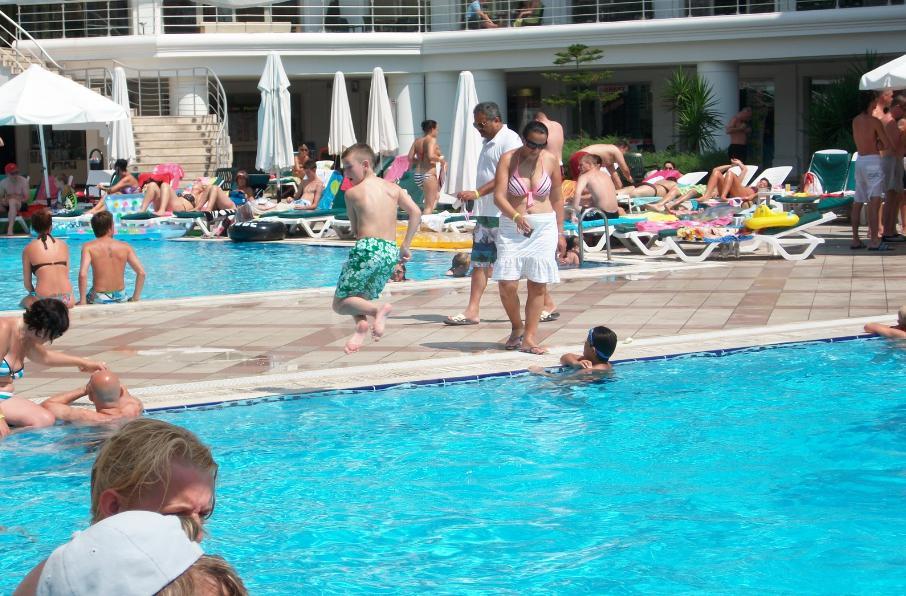 Pineta park 4 турция. Pineta Park Deluxe. Pineta Park Deluxe Hotel. Аниматоры отеля Pineta Park Deluxe фото. Пинета своими руками.